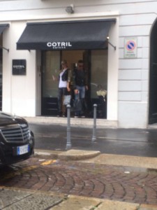 Paris Hilton esce dal Cotril Salons 1